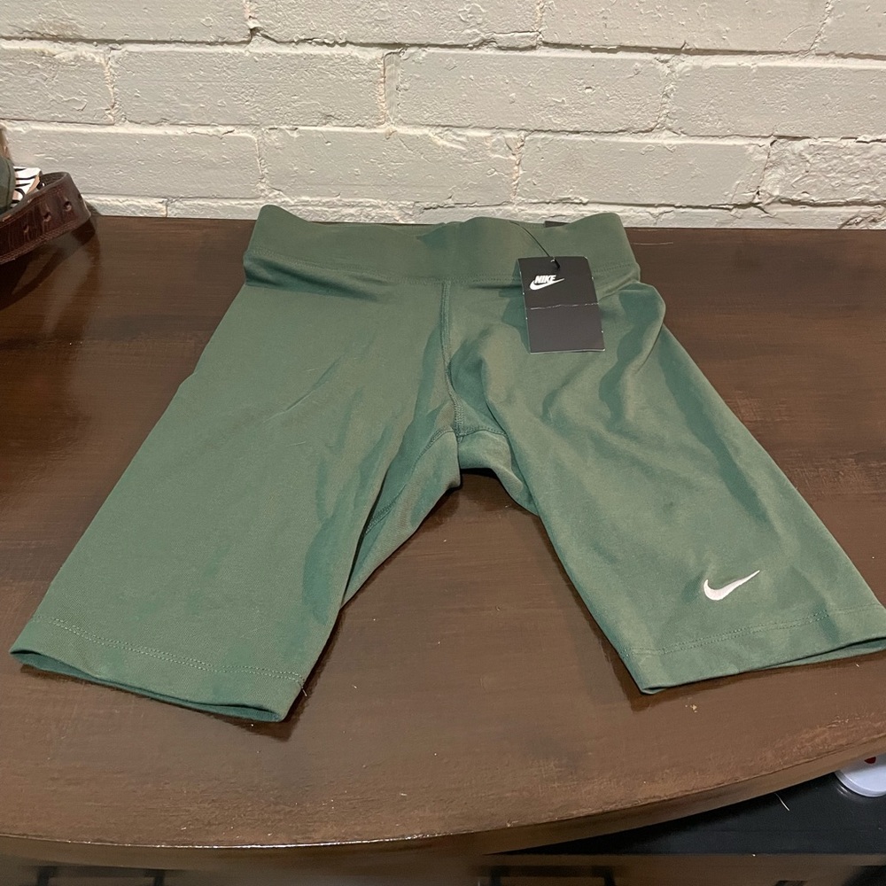Nike Tight Fit Biker Short. Women’s Size XS. Green. New with tags